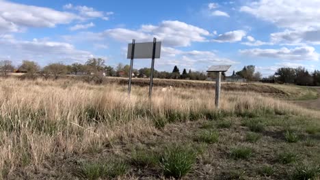 perro husky blanco deambulando por un cartel en un campo cerca de la emperatriz alberta canadá