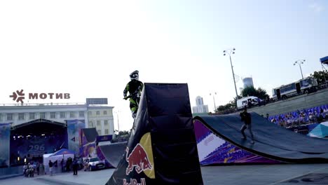 piloto de acrobacias de motocross en el aire