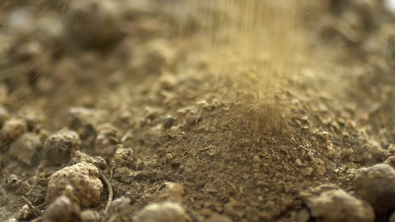 꼭두서니 뿌리를 분말로 만들어 화장품 원료, 유기섬유염료로 사용