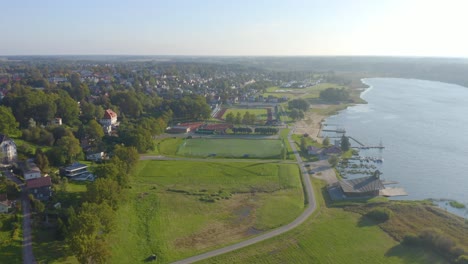 piękny dron z viljandi, estonia latem z portem i łodziami