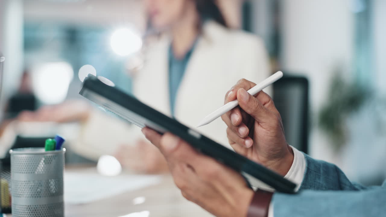 profesionales de negocios que tienen una reunión en una oficina