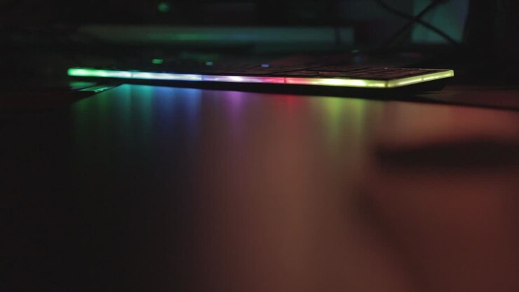 RGB-tastatur med farverige LED-lys i svagt lys