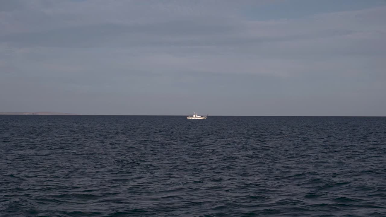 키프로스 라르나카에서 화창한 날 어선이 열린 바다에서 낚시를 합니다.