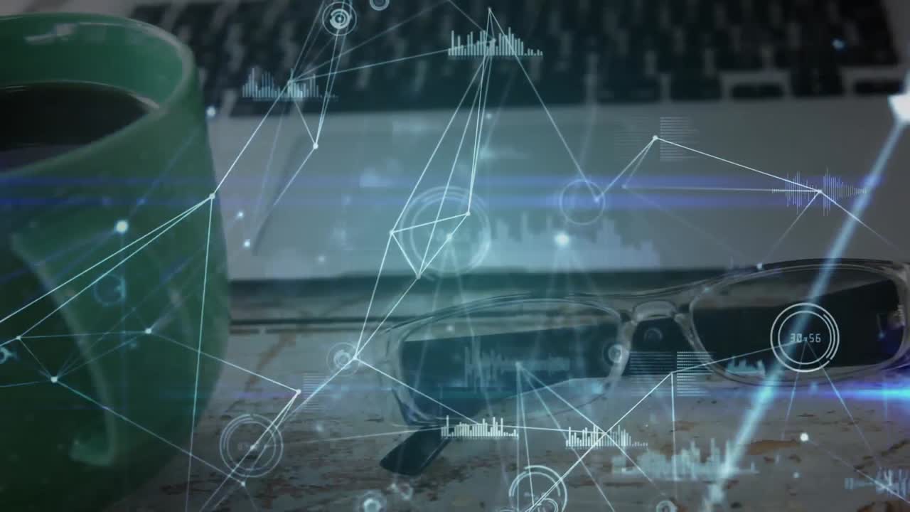 animación de la red de conexiones y procesamiento de datos a través de computadora portátil y gafas en el escritorio