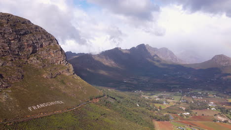 paso de franschhoek y valle con viñedos centenarios; aéreo
