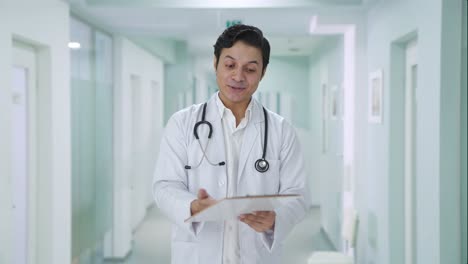 médico indio feliz hablando con el paciente