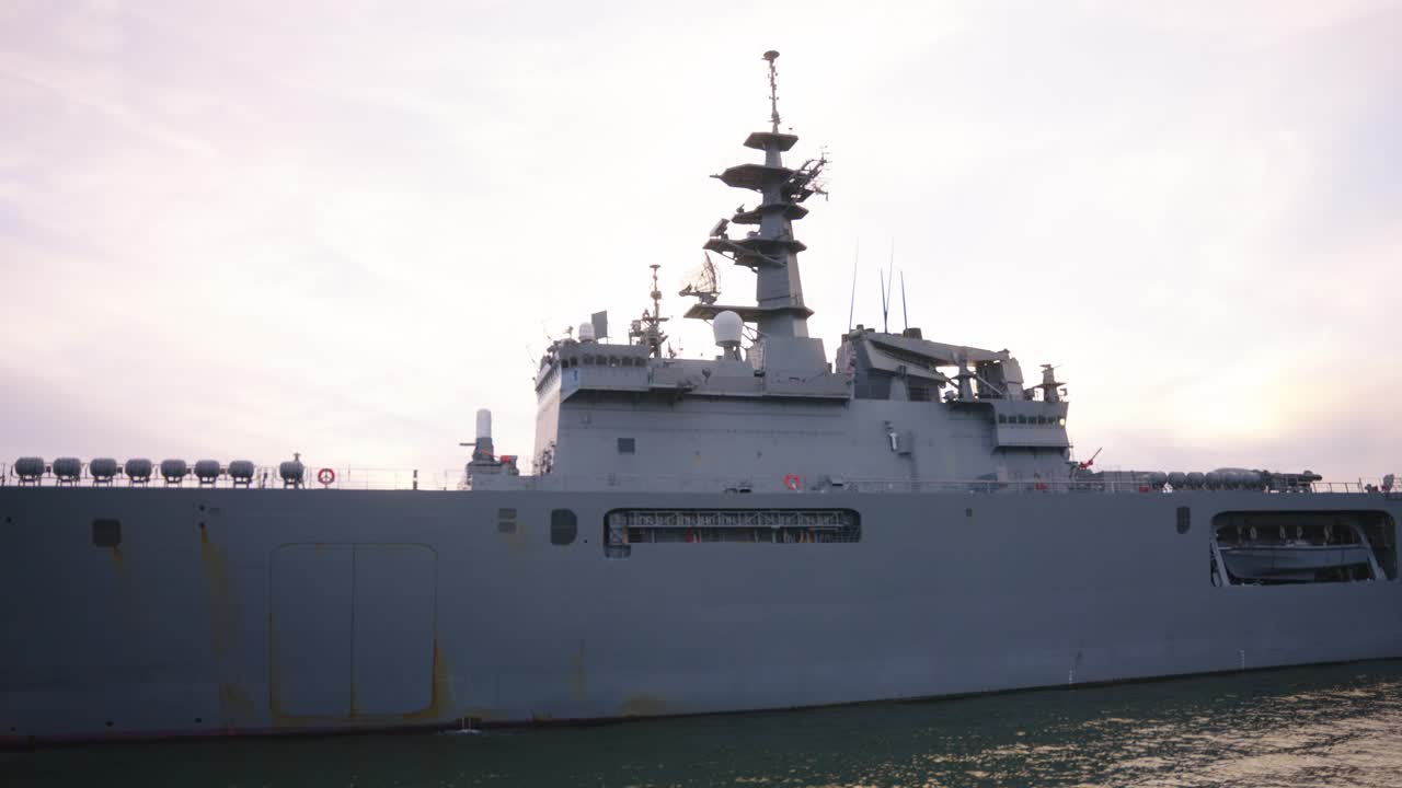 일본 해상 자위군 나비 (navy) 의 쿠레 만 위에서 느린 속도로 촬영된 영상.