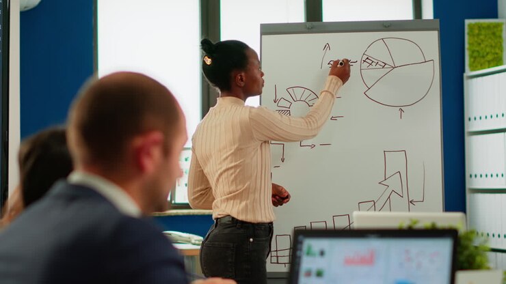 Manager afro-américain attribuant des tâches à des professionnels au bureau.