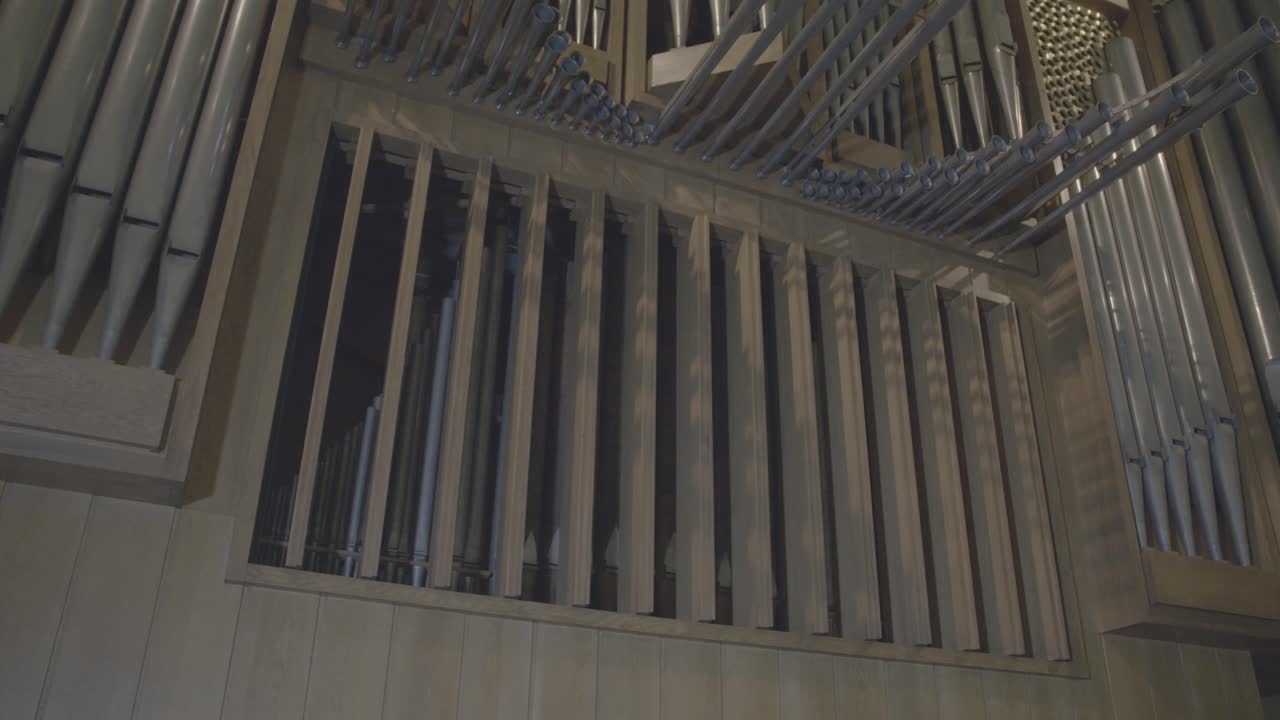 오르간의 스웰박스(swell box)가 열린다