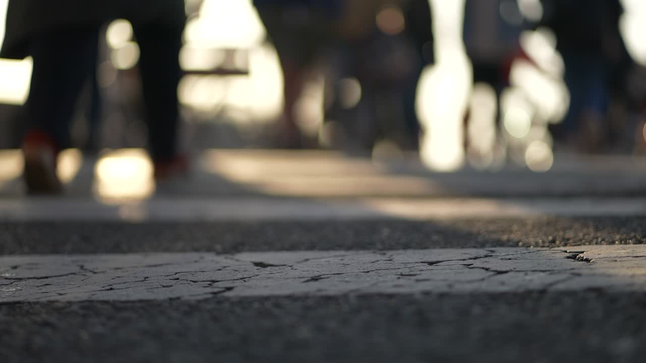 туманная толпа людей, пересекающих улицу