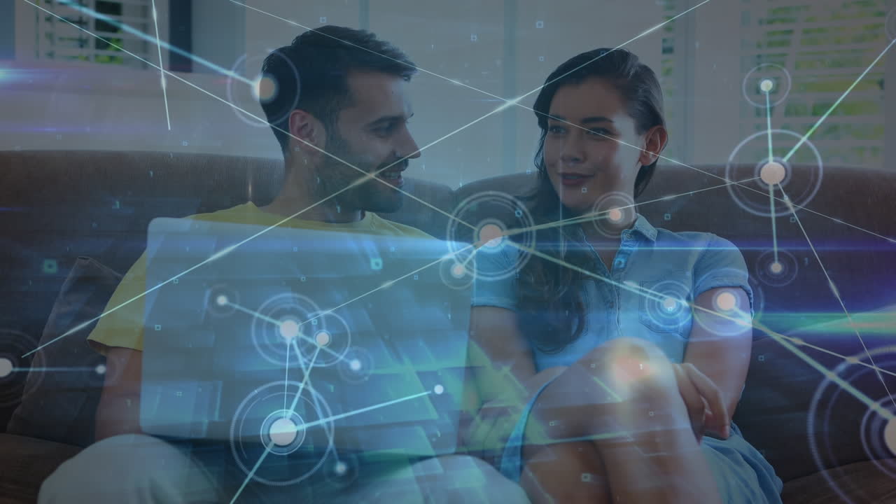 animación de la red de conexiones con senderos de luz sobre parejas diversas utilizando una computadora portátil