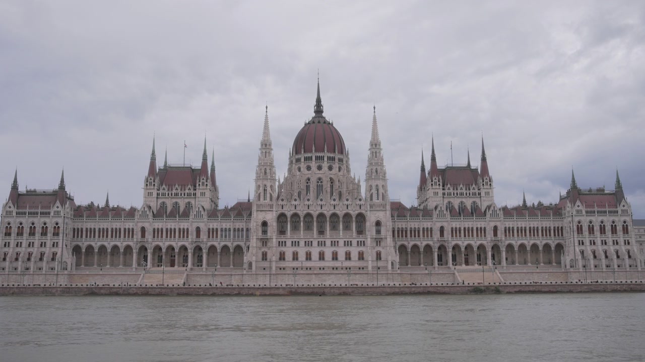 Passaggio del Parlamento Ungherese in barca