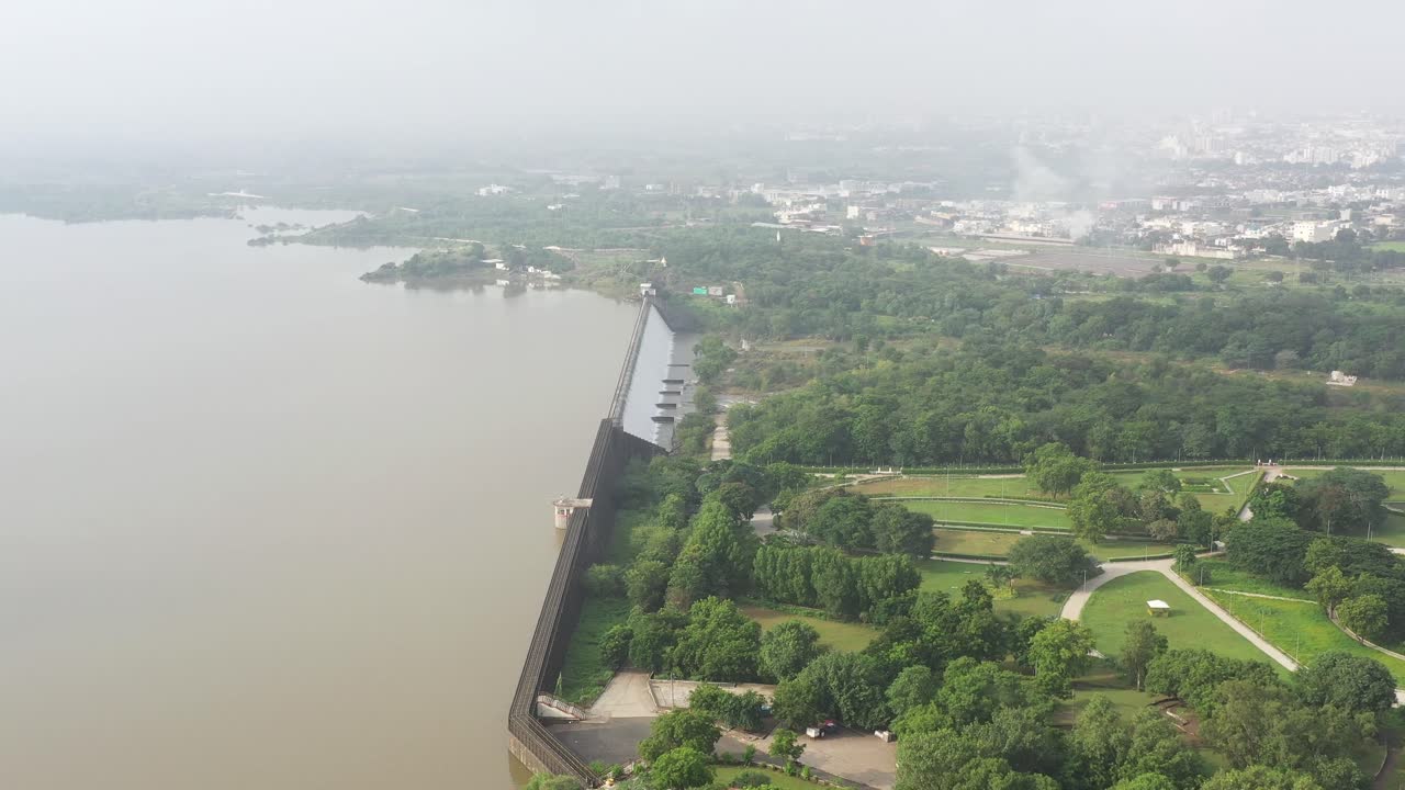vista aérea de una presa y un lago