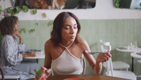 una mujer hambrienta comiendo en un café durante las vacaciones de fin de semana. una mujer disfrutando de una comida sabrosa