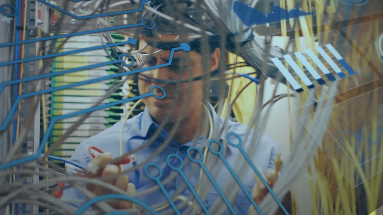 animación de la interfaz con el procesamiento de datos sobre un ingeniero caucásico que trabaja en la sala de servidores