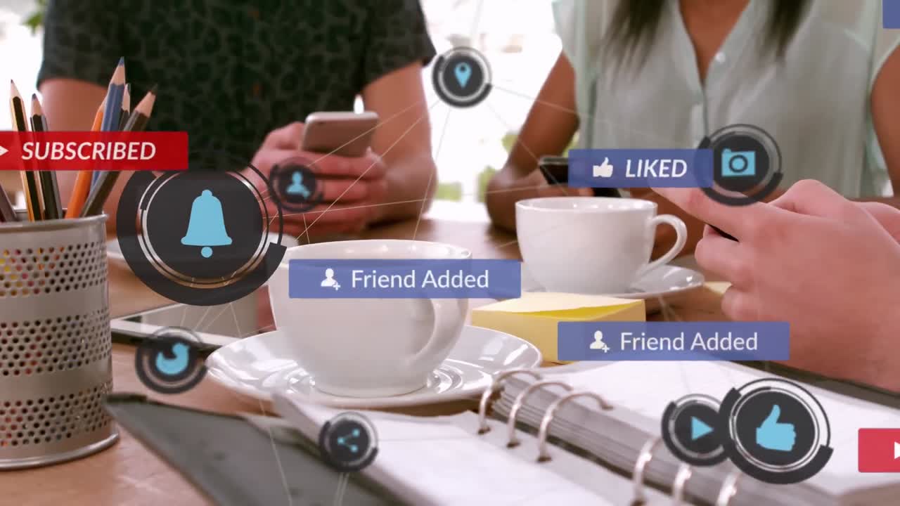 스마트 폰을 사용하는 사람들 위에 디지털 아이콘을 가진 배너에 소셜 미디어 텍스트의 애니메이션