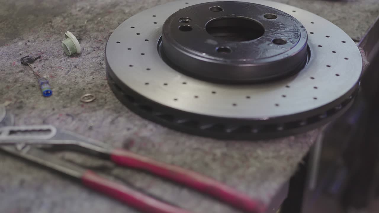 detalle de un freno de disco perforado para automóviles deportivos 2