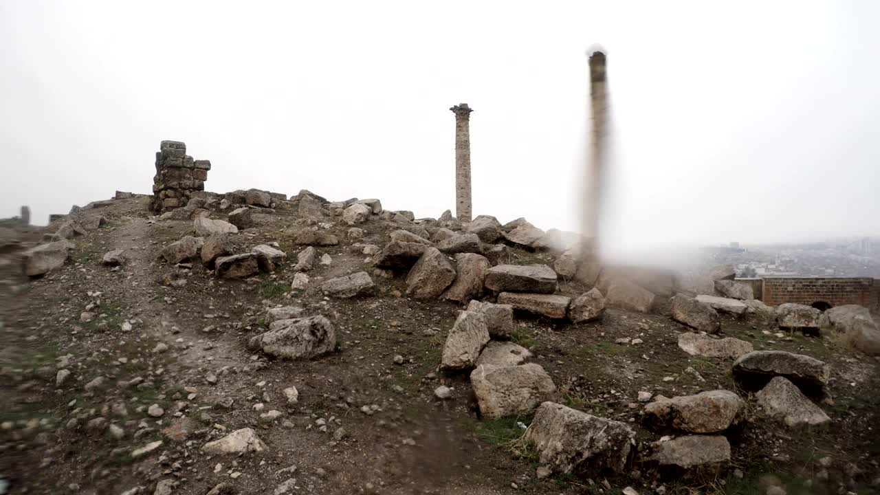 우르파 성의 폐허 안에 두 기둥 눈과 비