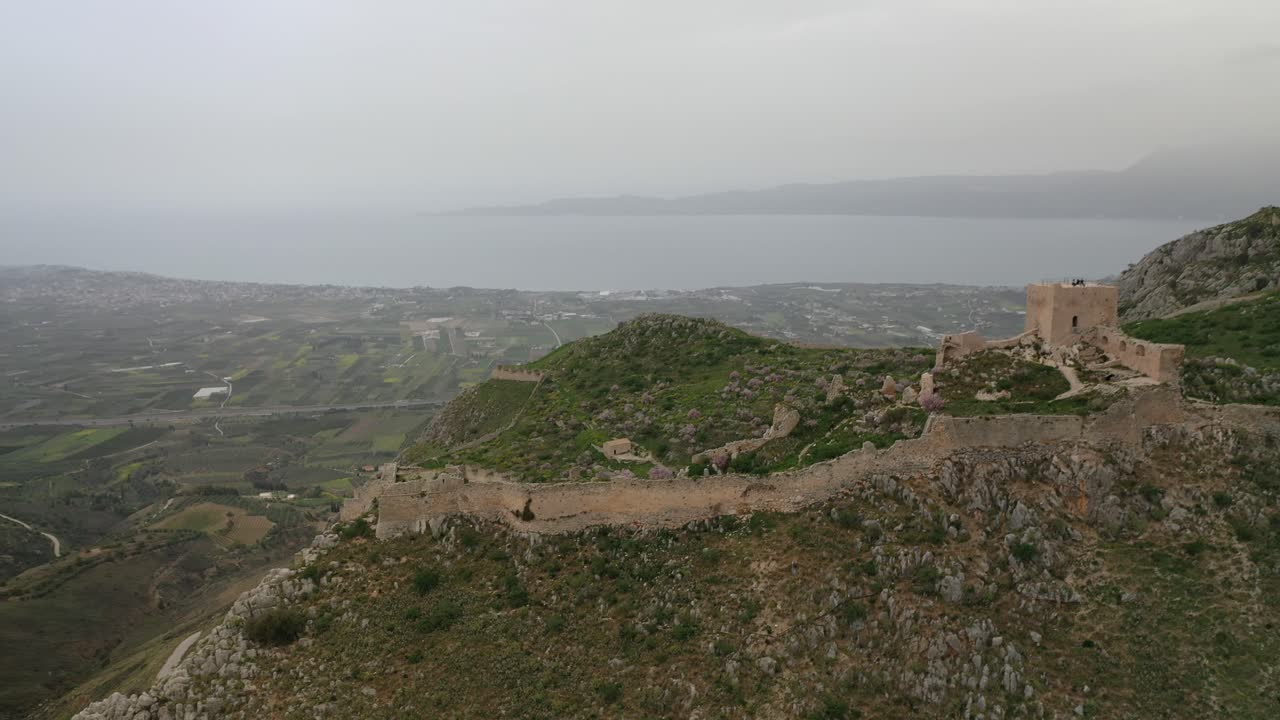 video de vista panorámica de drones aéreos del histórico castillo medieval cuesta arriba de acrocorinth una antigua ciudadela con vistas a la antigua corinto con una vista impresionante, peloponeso, grecia