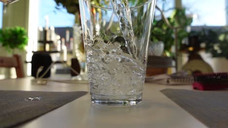 dos vasos de agua en cámara lenta