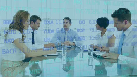animación del procesamiento de datos financieros sobre personas de negocios en la reunión