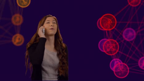 globo de iconos digitales contra la mujer hablando en el teléfono inteligente