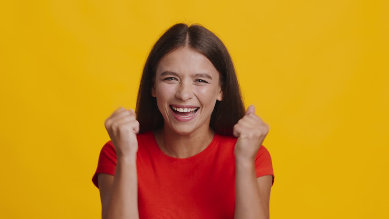 eccitata giovane donna