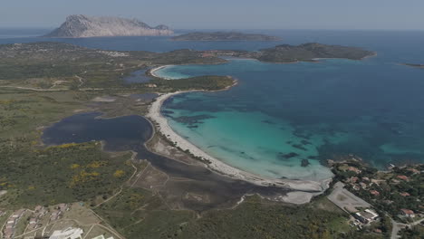 wunderschöne drohnenaufnahme eines leeren strandes auf sardinien