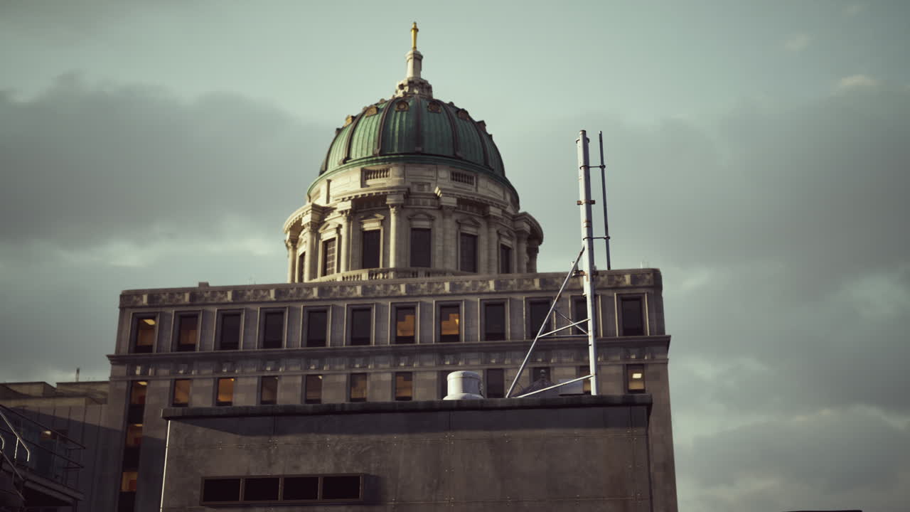 꼭대기에 이 있는 높은 건물