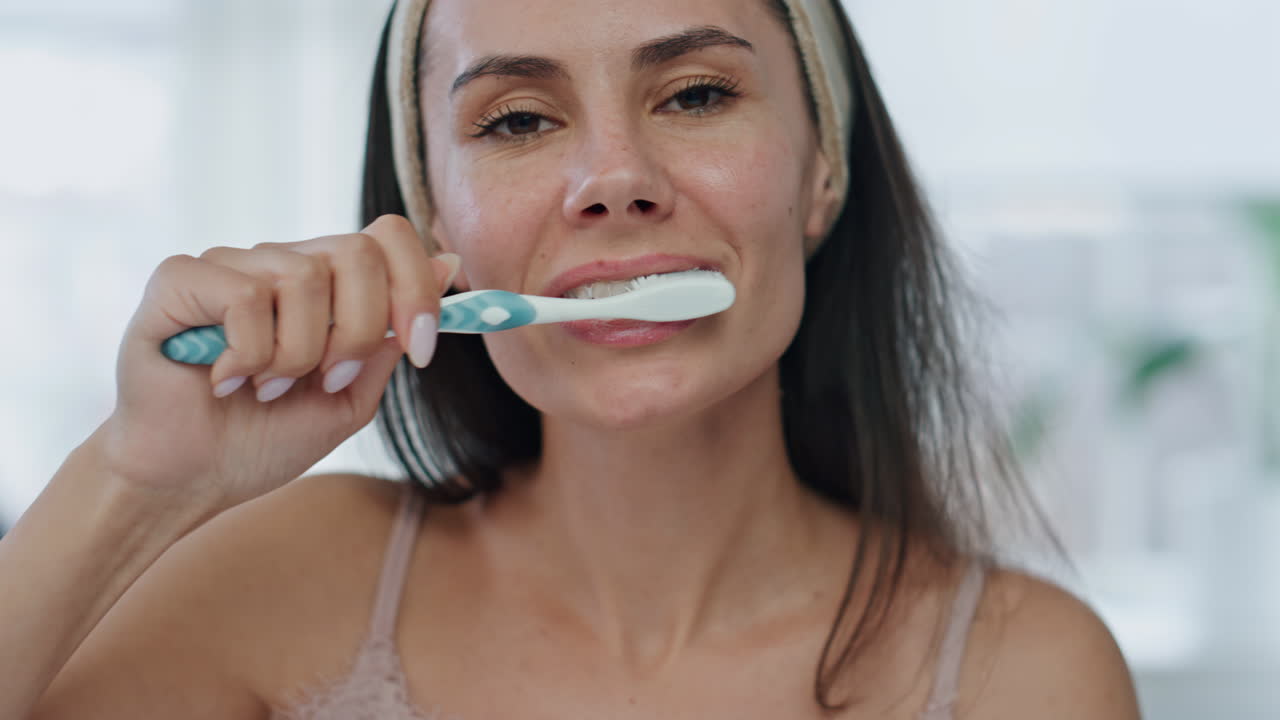 pov cepillándose los dientes señora mañana en el baño. chica feliz limpiando la boca de cerca