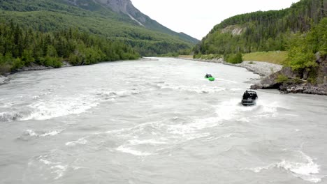 Geschwindigkeitsüberschreitung-Auf-Dem-Weißen-Flusswasser-An-Den-Bergen-In-Ganz-Alaska