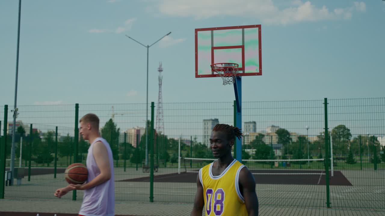 Partita di basket in un campo all'aperto