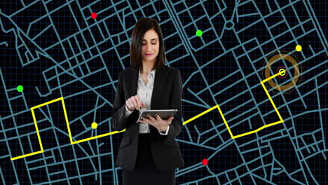 mujer de negocios caucásica usando una tableta digital contra el esquema de líneas de mapas de navegación