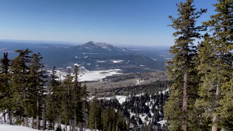 Blick-Von-Der-Spitze-Einer-Skipiste-Auf-Arizona-Snowbowl,-Mount-Humphrey-Of-Pines-Im-Wind-Und-Kendrick&#39;s-Mountain-In-Der-Ferne,-Flagstaff,-Arizona