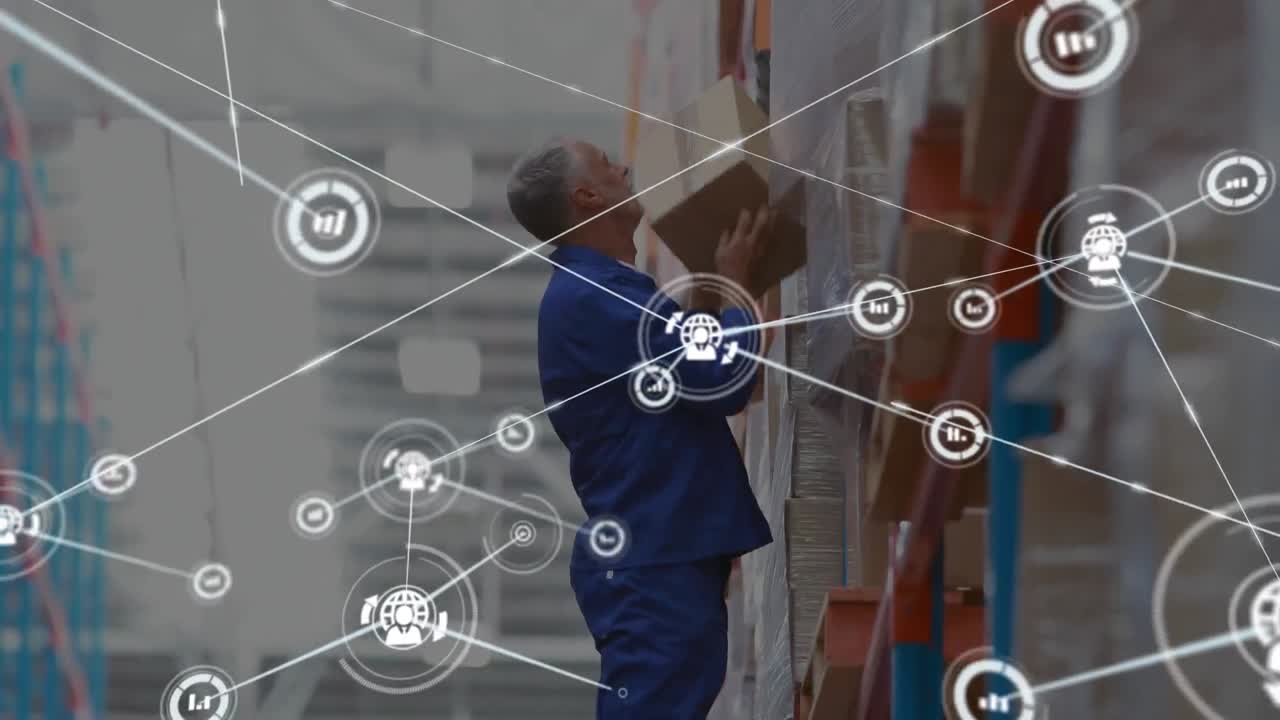 animación de una red de iconos sobre un trabajador caucásico que sube las escaleras para guardar la caja en el almacén.