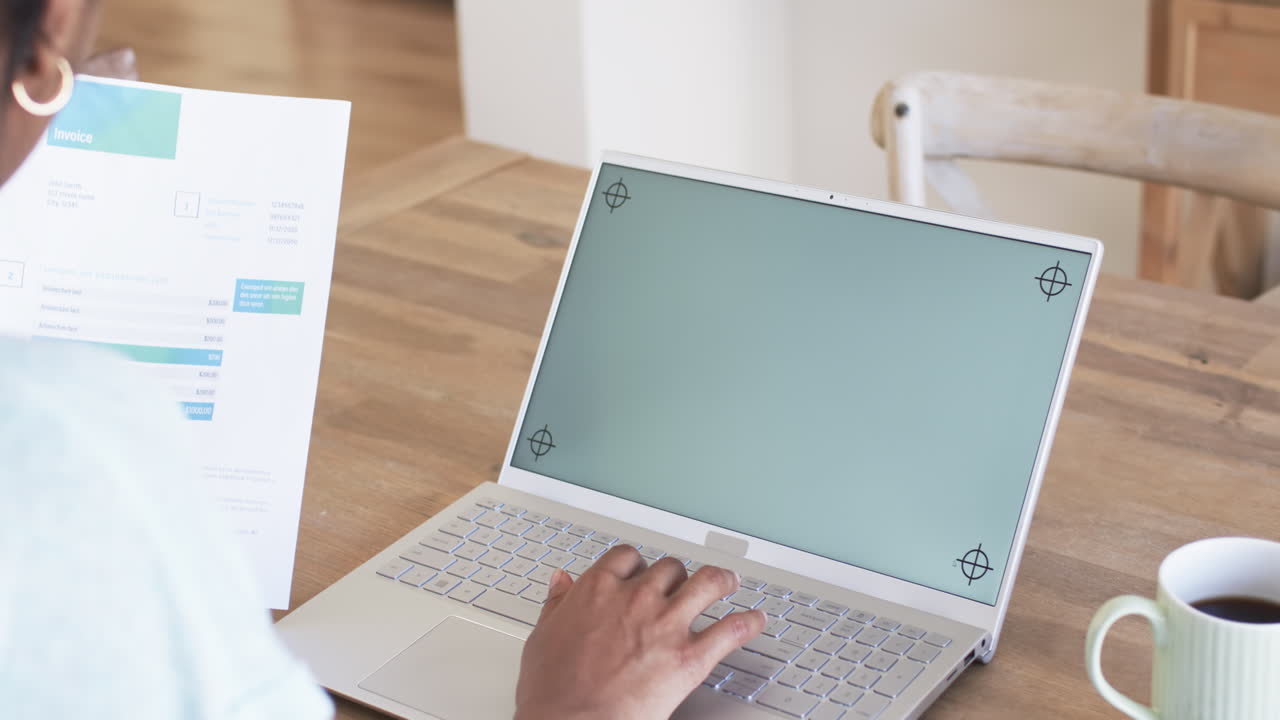 joven afroamericana escribiendo en una computadora portátil, pagando la factura en casa, copiando espacio