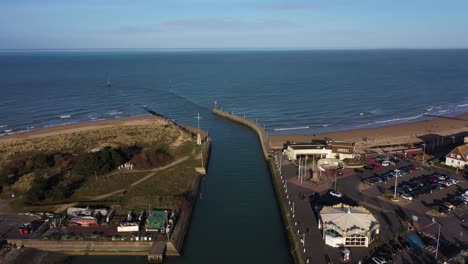 toma aérea de courseulles-sur-mer en normandía.