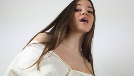 hermosa mujer caucásica cantando frente a un fondo blanco