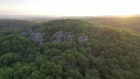 Majestätischer-Waldbedeckter-Hügel-Mit-Felsen-Mit-Sonnenschein,-Drohnenumlaufbahn