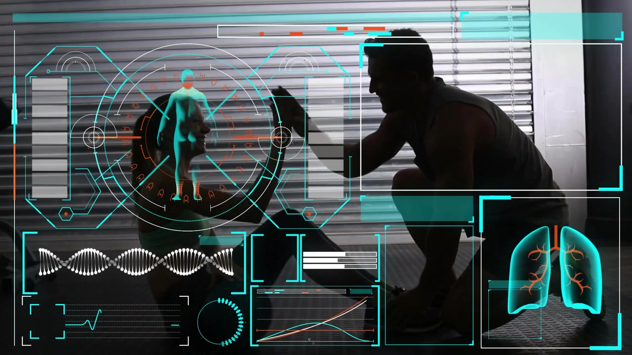 Kvindelig klient starter squats, fitness AR-scanner spejler holdning og viser EKG, mens træneren hjælper.