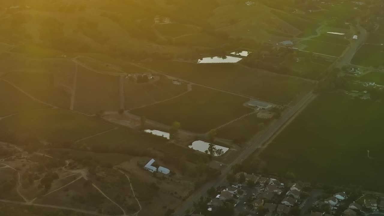 Luftfoto av et landlig område i California med hus og jorder