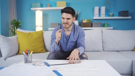 un joven arquitecto feliz y pacífico está bailando.