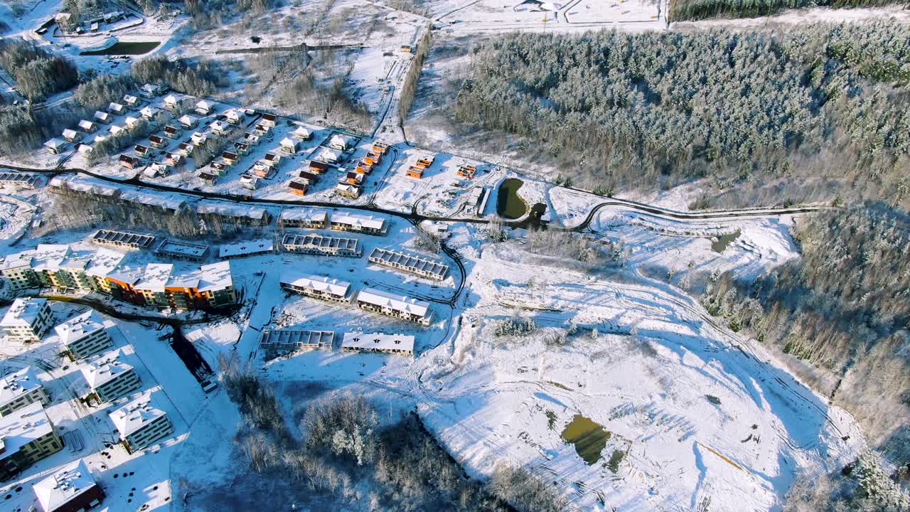Ilmakuva lumisesta asuinalueesta