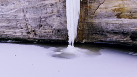 Eine-Atemberaubende-Drohnenansicht-Des-Ausgehungerten-Rock-State-Parks-Während-Der-Wintersaison