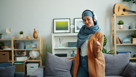 mujer bailando a la música en casa