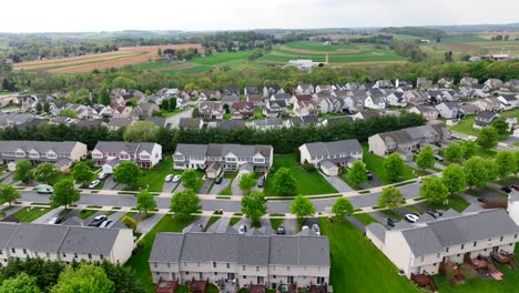 área residencial moderna en el suburbio de la ciudad americana