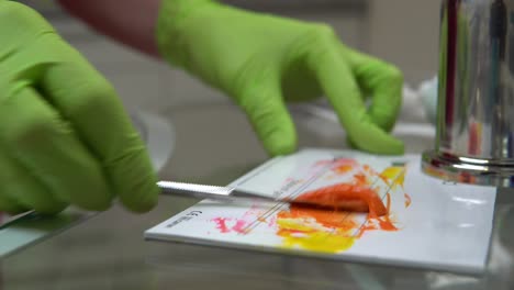 vista en primer plano de las manos de la mujer en guantes preparando medicamentos y recursos para el tratamiento dental. filmado en 4k