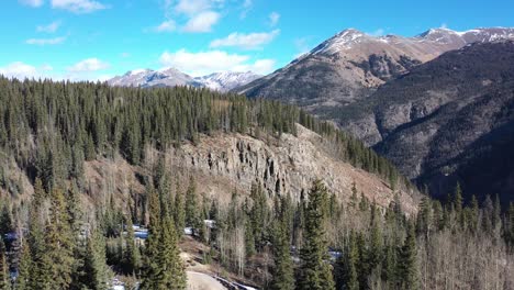 4K-Aerial-of-Cabin-in-Mountains-going-up-to-reveal-mountains