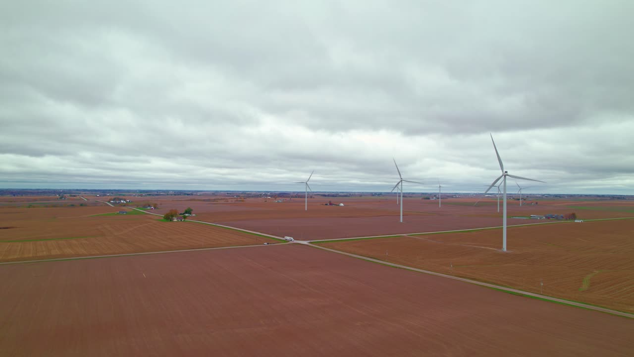 vista aérea de turbinas eólicas en medio de un campo plantado que generan energía alternativa
