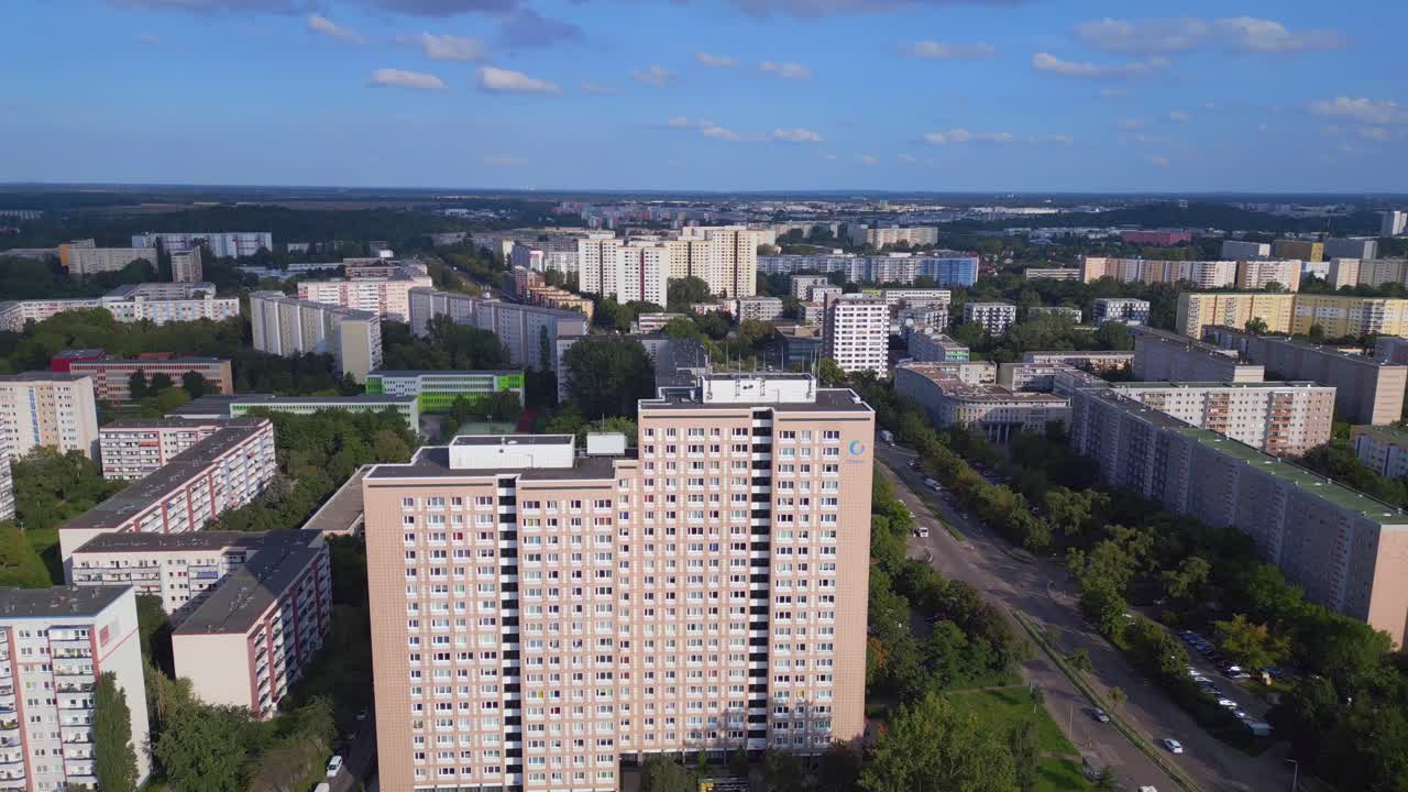 fabuloso vuelo aéreo desde arriba gran panel sistema edificio apartamento, complejo de viviendas prefabricadas, berlín marzahn alemana oriental verano de 2023